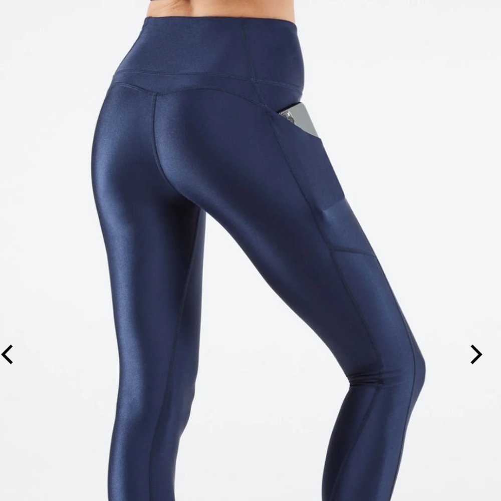 Fabletics Oasis High Shine 7/8 Leggings in Navy 🆕 - Picture 2 of 7